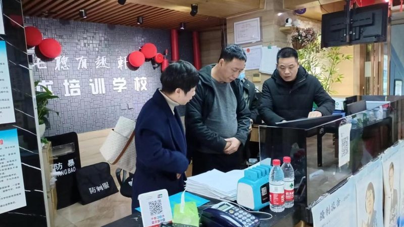在选择考研在线课程机构时，要警惕以下虚假宣传陷阱：